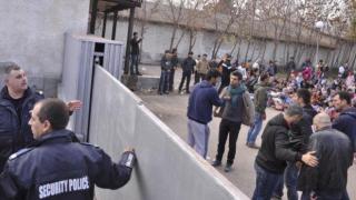 Бежанците в Харманли редовно се напиват, 800 души участвали в масов бой (ВИДЕО)