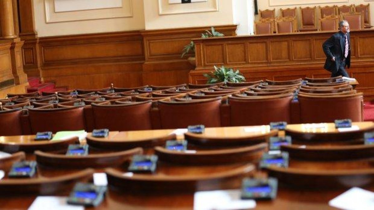 Депутатите на работа след едномесечна ваканция