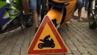 Поставят знаци на пътя: "Внимание! Мотоциклетисти!"