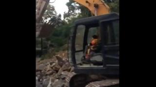 Дете управлява багер като детска играчка (ВИДЕО)