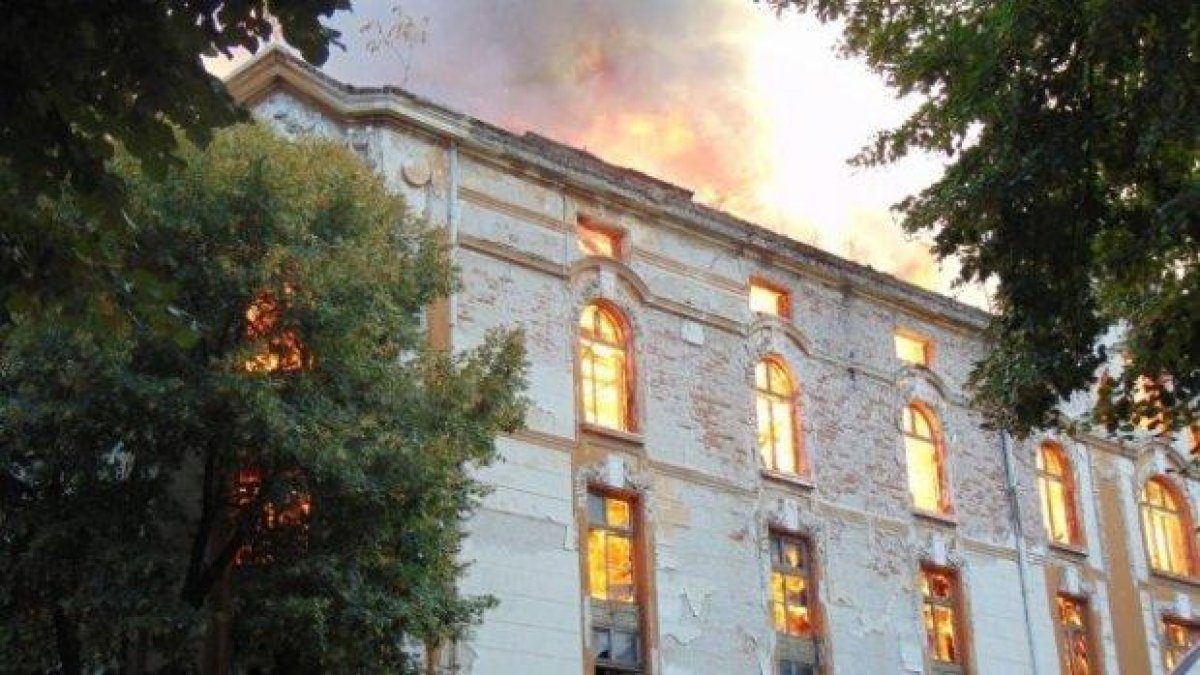 Съдът остави в ареста клошаря, обвинен за палежа на Тютюневите складове в Пловдив