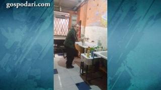 Мъж и куче танцуват под душа (ВИДЕО)