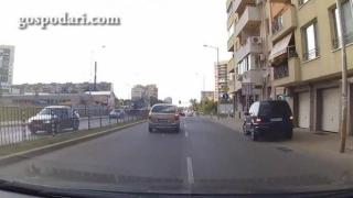 Нагло престрояване, при което ударът се разминава по чудо (ВИДЕО)