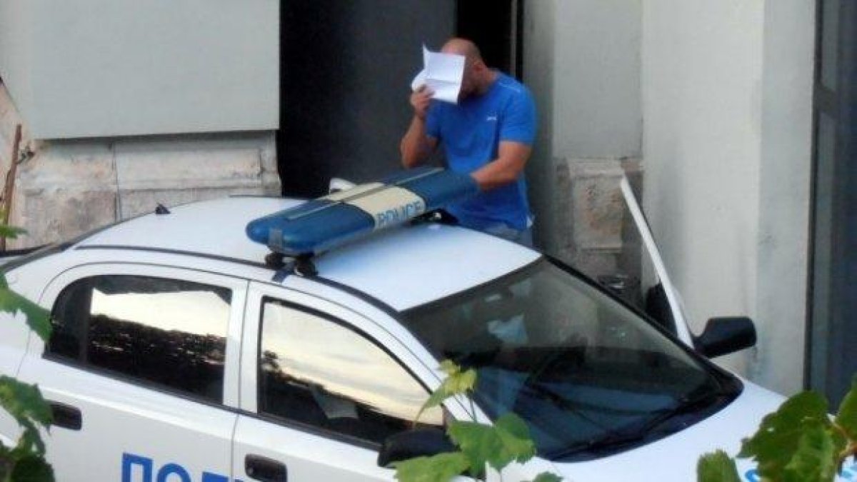 Задържаха полицай за въоръжен грабеж на бензиностанция