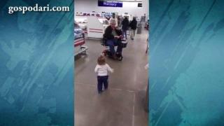 Дете поздравява непознати в супермаркета и им носи радост (ВИДЕО)