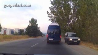 Уникално шофиране в банкета на път край Слънчев бряг (ВИДЕО)