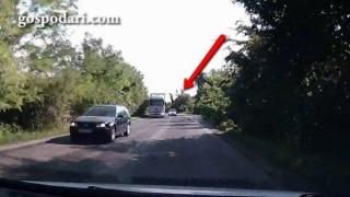 На косъм от челен сблъсък заради нагло изпреварване (ВИДЕО)