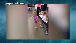 Талантливо момиченце се опитва да танцува с пластмасов манекен (ВИДЕО)