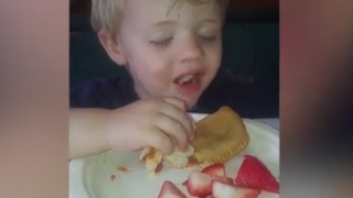 Да заспиш, докато хапваш (ВИДЕО)