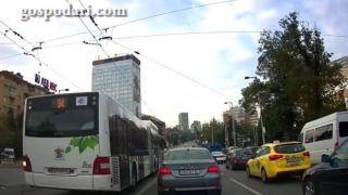 Автобус на Градска мобилност с пътно нарушение (ВИДЕО)