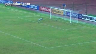 Вратар вкарва смешен гол на противниковия отбор (ВИДЕО)