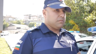 Полицейски патрул блъсна две деца на пешеходна пътека (ВИДЕО)