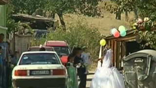 Роми вдигнаха сватба на малолетни трети братовчеди (ВИДЕО)