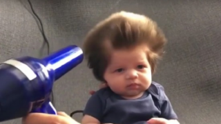 Бебе с огромна коса покори интернет (ВИДЕО)