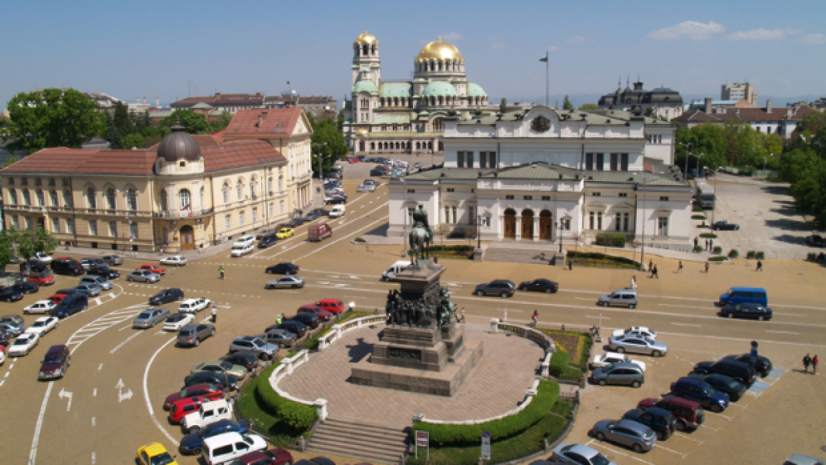 България се управлява от тъпоумен интригант, пише "Форбс"