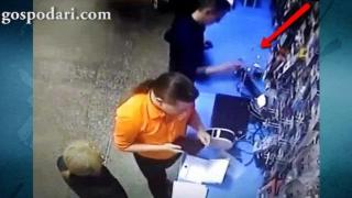 Смелчага бърка в контакта с ножица (ВИДЕО)