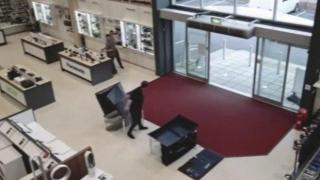 Как да счупиш телевизорите в магазин само с едно грешно движение (ВИДЕО)