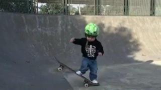 Малък майстор на скейтборда с биберон в уста (ВИДЕО)