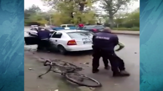 Роми се бият с полицаи при арест (ВИДЕО)