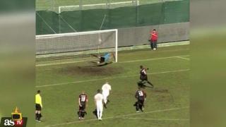 Скандален съдия отменя гол заради скъсана мрежа