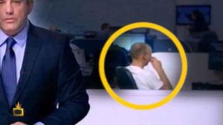 Репортер на bTV си бърка в носа, докато Юксел Кадриев чете новините