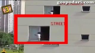 Бебе се разхожда по парапет за ужас на родителите си