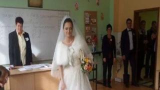 Булка със сватбена рокля пусна гласа си преди да се врече във вярност на любимия си (СНИМКИ)