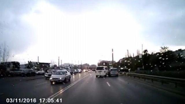 Бус предизвиква катастрофа заради безумно нарушение