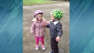 Малчуган пада с колелото си, но се изправя като герой