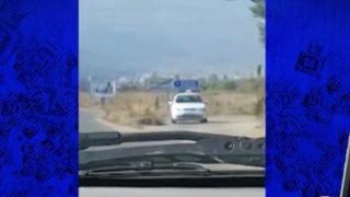 Изобретателни полицаи поставят знак за радар и камера на скришно място