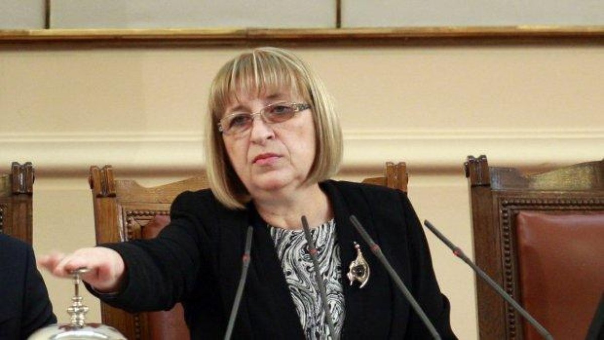 Цецка Цачева няма да подава оставка