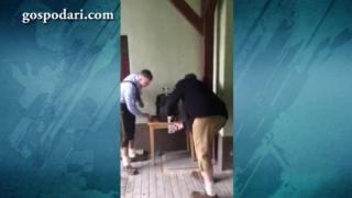 Германци се опитват да отворят кег бира, последиците са доста пенливи