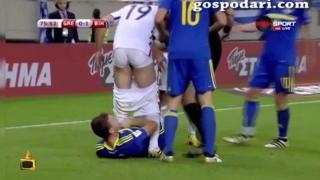 Свалени гащи и червени картони от футболен мач