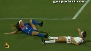 Момичета играят футбол, връзките им пречат