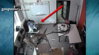 Момче пада от стълба в опит да ремонтира таван(ВИДЕО)