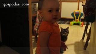 Сладко бебе и коте си говорят неразбираем език (ВИДЕО)