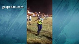 Полицай танцува на музикален фестивал (ВИДЕО)
