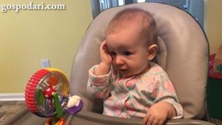 Бебе прави смешни физиономии, докато яде