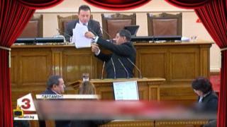 Как парламентът се превърна в театър "Сълза и смях"