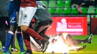 Фойерверка избухна до вратар на &quot;Лион&quot;, прекъснаха мача