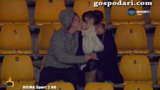 Страстни целувки от футболни трибуни