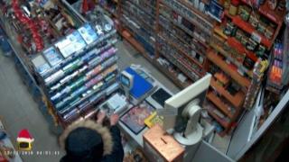 Вие ги хващате, ние ги пускаме: Мъж краде кутии с дарения от магазини
