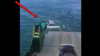 Кола пада от ферибот и изчезва в морето (ВИДЕО)