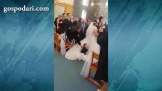 Малко дете скача върху обемна булчинска рокля все едно е батут (ВИДЕО)