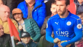 Зрител реагира смешно при произнасянето на фамилията на футболист