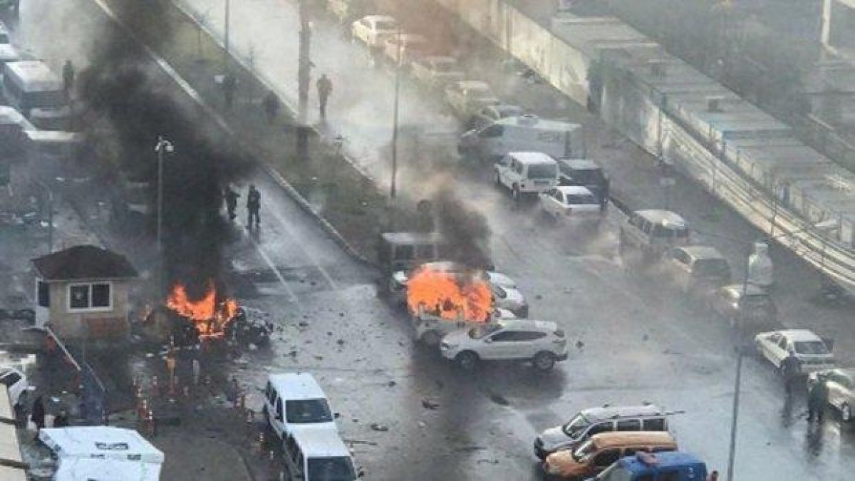 Взрив избухна до сградата на съда в Измир, има ранени (ВИДЕО)