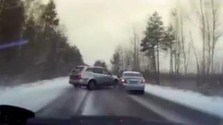 Коли се блъскат заради неправилно изпреварване и заледен път (ВИДЕО)