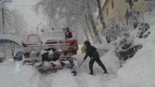 Обилният сняг затвори пътища, много населени места останаха без ток