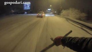 Нощно каране на сноуборд по улиците на София (ВИДЕО)
