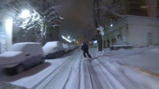 Смелчага кара ски по непочистените улици на София (ВИДЕО)